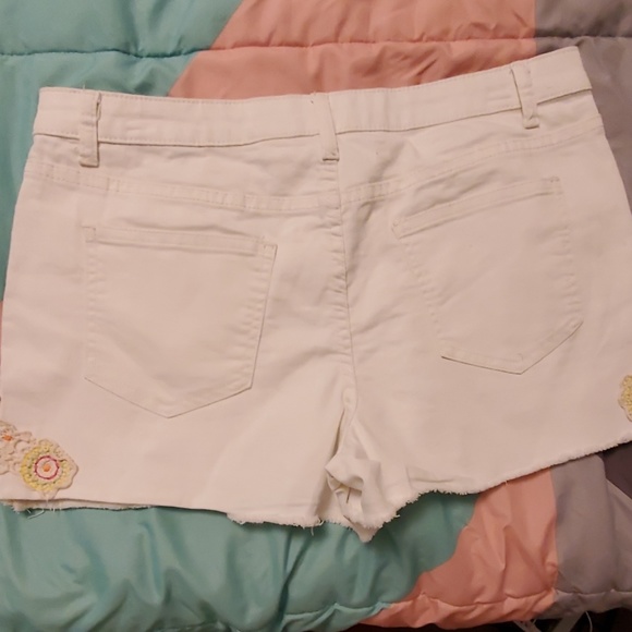 Lauren Conrad cute white shorts - Picture 5 of 5